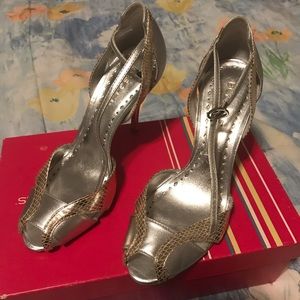 BCBG women’s heels